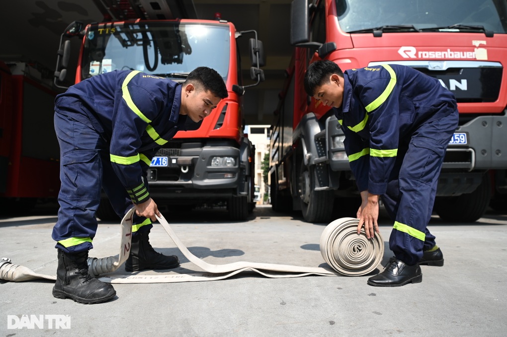 Lời kể những người hùng giải cứu 11 người dân trong vụ cháy chung cư mini - 5 Lời kể những người hùng giải cứu 11 người dân trong vụ cháy chung cư mini - 5