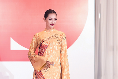 Tân Hoa hậu Đại dương Việt Nam thay 3 bộ trang phục, diễn vedette