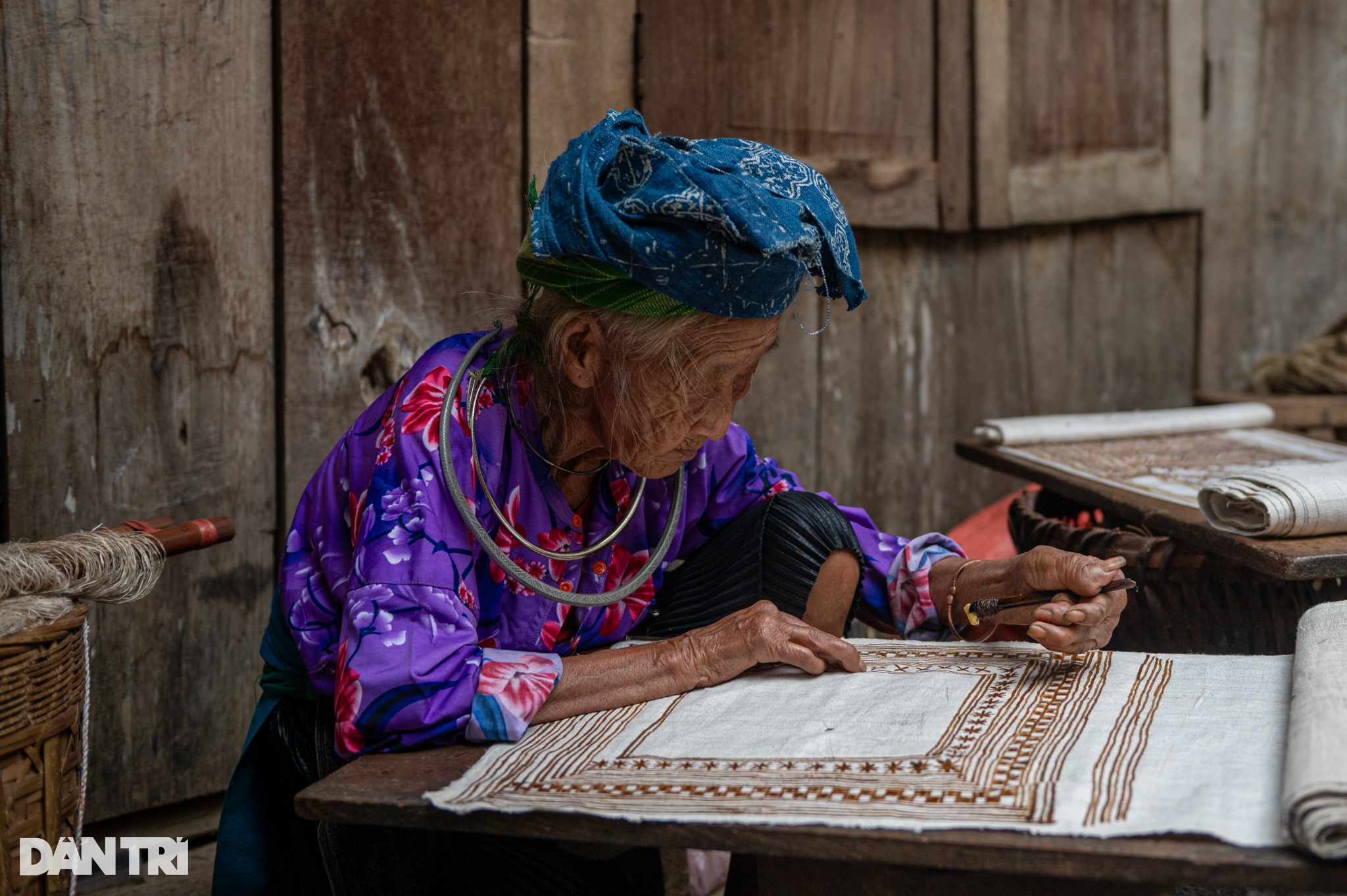 Phụ nữ Mông ổn định kinh tế, đưa sản phẩm dệt lanh Lùng Tám ra thế giới - 13 Phụ nữ Mông ổn định kinh tế, đưa sản phẩm dệt lanh Lùng Tám ra thế giới - 13