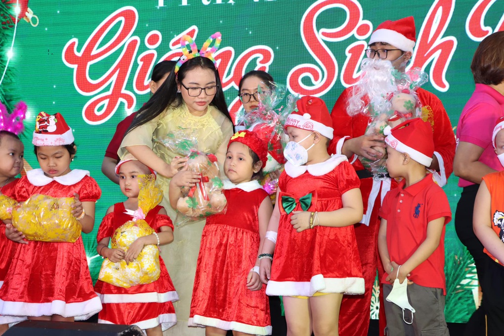 Giáng sinh xúc động của hàng chục trẻ suy thận giai đoạn cuối tại TPHCM - 4 Giáng sinh xúc động của hàng chục trẻ suy thận giai đoạn cuối tại TPHCM - 4