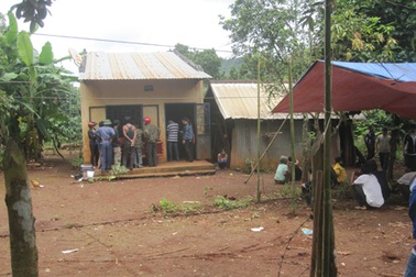 Người đàn ông khuyết tật ôm con tự tử bằng thuốc nổ