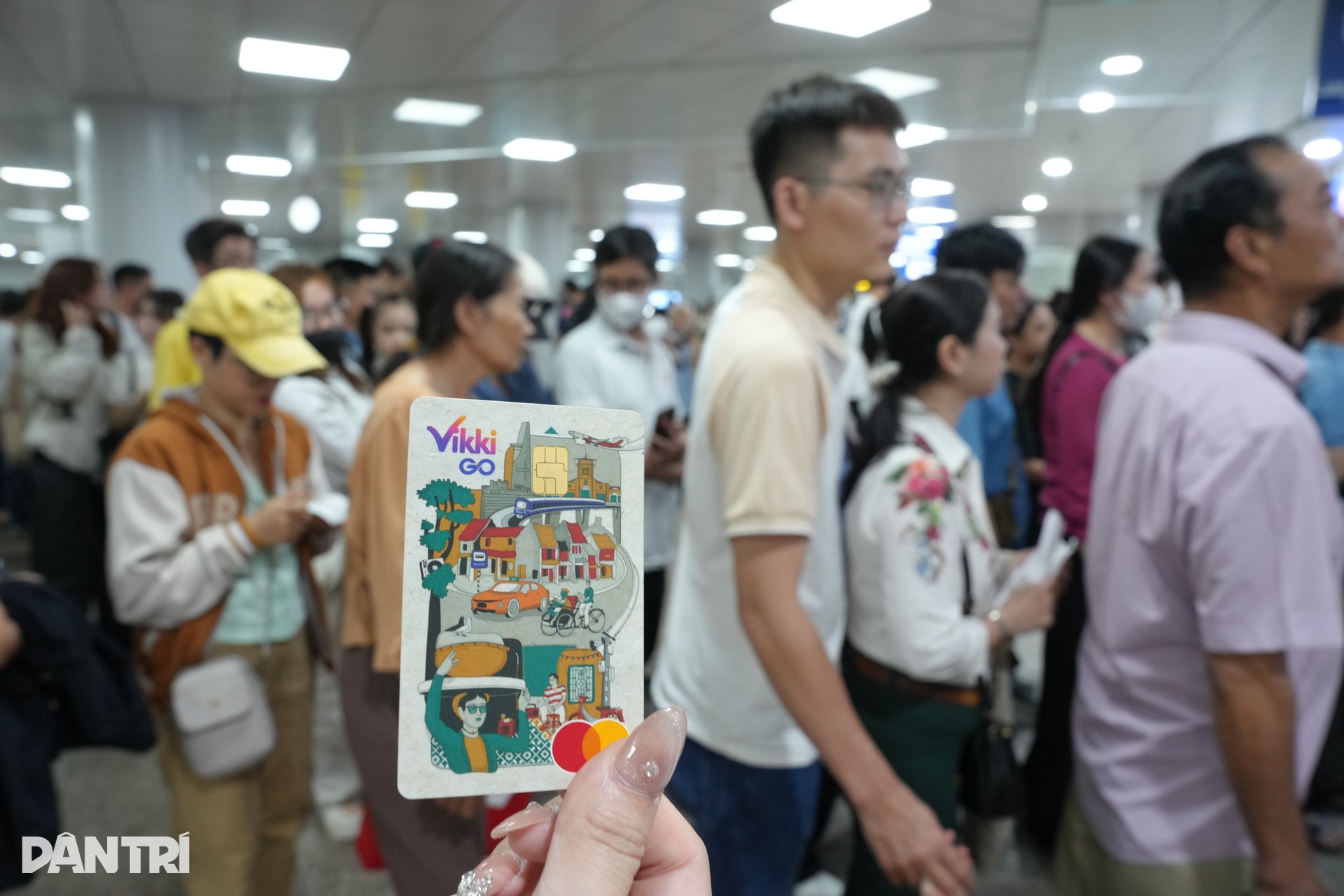 Người dân TPHCM xếp hàng dài đi Metro số 1 trong ngày khánh thành - 10 Người dân TPHCM xếp hàng dài đi Metro số 1 trong ngày khánh thành - 10