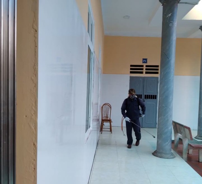 Phun khử khuẩn nhằm vệ sinh môi trường, phòng chống dịch bệnh tại Trung tâm