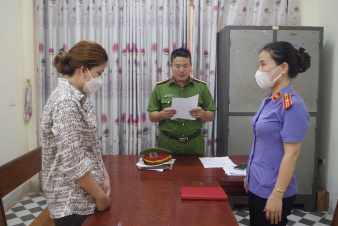 Bé gái 4 tuổi bị dì ruột hành hạ tới bầm dập thân thể - 1 Bé gái 4 tuổi bị dì ruột hành hạ tới bầm dập thân thể - 1