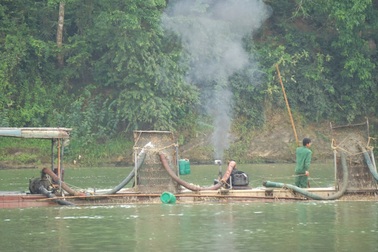 Mất đất, cuộc sống bị đảo lộn, dân kéo ra bờ sông phản đối tàu hút cát sỏi!
