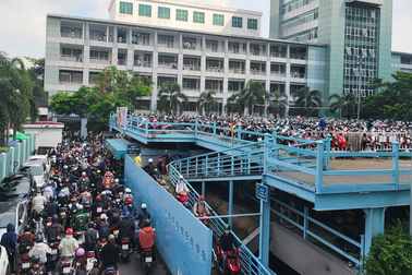 Loạt bãi xe tư đóng cửa, sinh viên ĐH Công nghiệp TPHCM phải bỏ tiết học