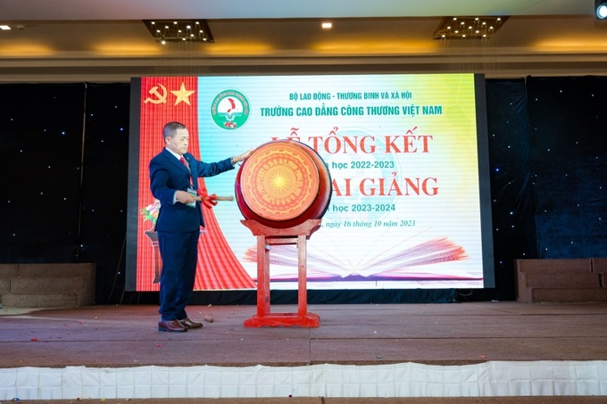 TS Nguyễn Duy Đô, Hiệu trưởng Trường CĐ Công thương Việt Nam đánh trống khai giảng năm học mới 2023-2024