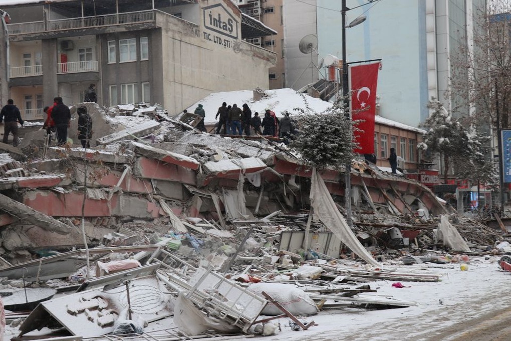Động đất ở Thổ Nhĩ Kỳ, Syria: Tan hoang như tận thế, hơn 520 người chết - 3 Động đất ở Thổ Nhĩ Kỳ, Syria: Tan hoang như tận thế, hơn 520 người chết - 3