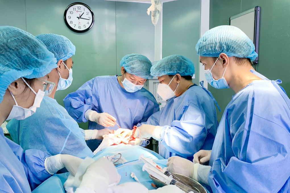 Người đàn ông nguy kịch vì khối u to bằng đầu sắp nổ tung dưới miệng - 5 Người đàn ông nguy kịch vì khối u to bằng đầu sắp nổ tung dưới miệng - 5