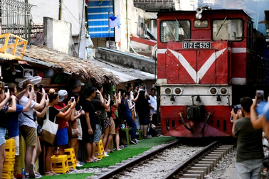 Báo chí nước ngoài đưa tin về việc Hà Nội đóng cửa phố cà phê đường tàu