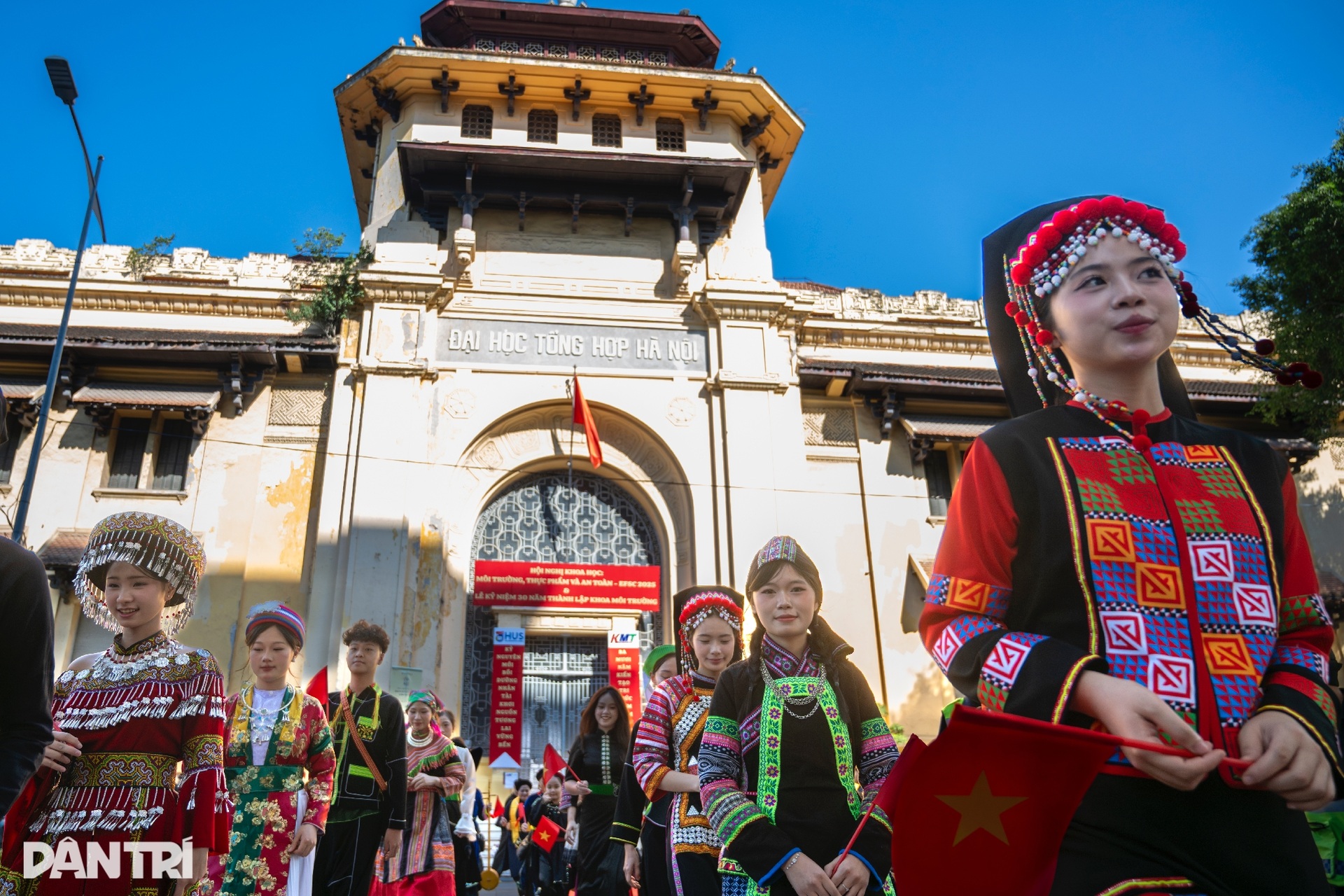 Hơn 1.000 người diễu hành cổ phục, khoe sắc rực rỡ quanh hồ Hoàn Kiếm - 1