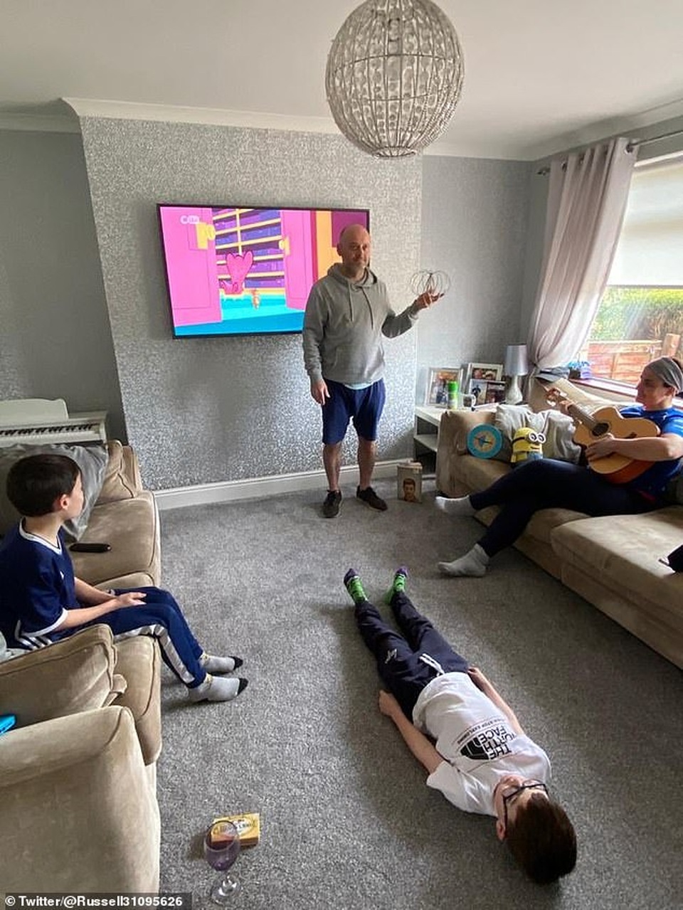 Cách ly xã hội, cư dân mạng thi nhau trở thành nhân vật trên bìa album - 11 Cách ly xã hội, cư dân mạng thi nhau trở thành nhân vật trên bìa album - 11