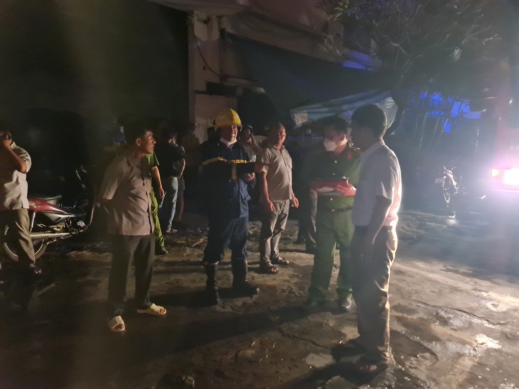 Cháy kho hàng ở TPHCM, khói đen bốc cao hàng chục mét - 3 Cháy kho hàng ở TPHCM, khói đen bốc cao hàng chục mét - 3