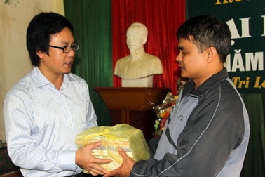 Bạn đọc báo Dân trí tặng sách vở, quần áo đến học sinh biên giới