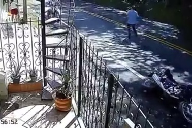 Tảng đá khổng lồ bất ngờ lăn xuống sát khu dân cư ở Colombia