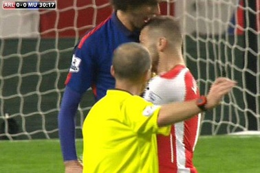 Jack Wilshere thoát ăn thẻ nhờ...lùn hơn Marouane Fellaini
