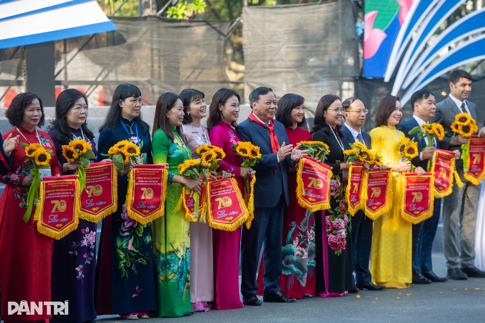Hampir 3.000 orang berbaris untuk merayakan 70 tahun Pendidikan di Hanoi - 13 Gần 3.000 người diễu hành kỷ niệm 70 năm ngành Giáo dục ở Hà Nội - 13