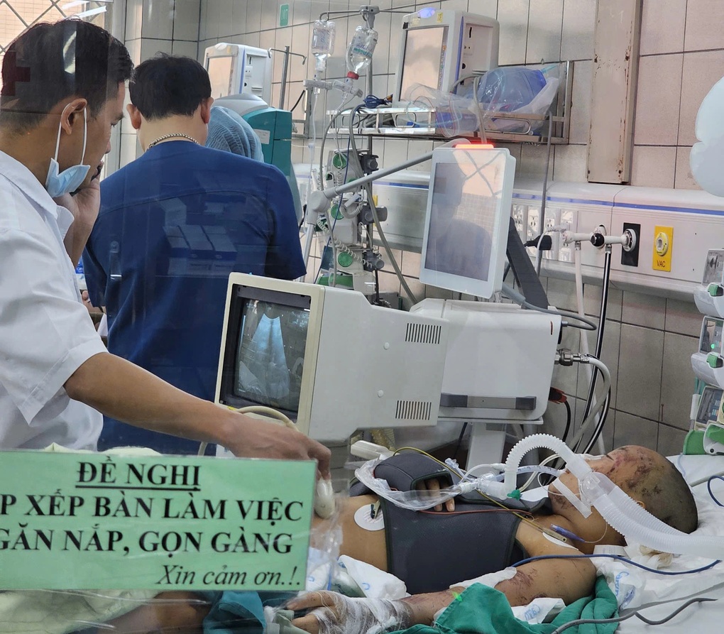 Bệnh nhân vụ lũ quét thôn Làng Nủ: Hút ra nhiều sỏi đá, bùn đất từ phế quản - 3 Bệnh nhân vụ lũ quét thôn Làng Nủ: Hút ra nhiều sỏi đá, bùn đất từ phế quản - 3