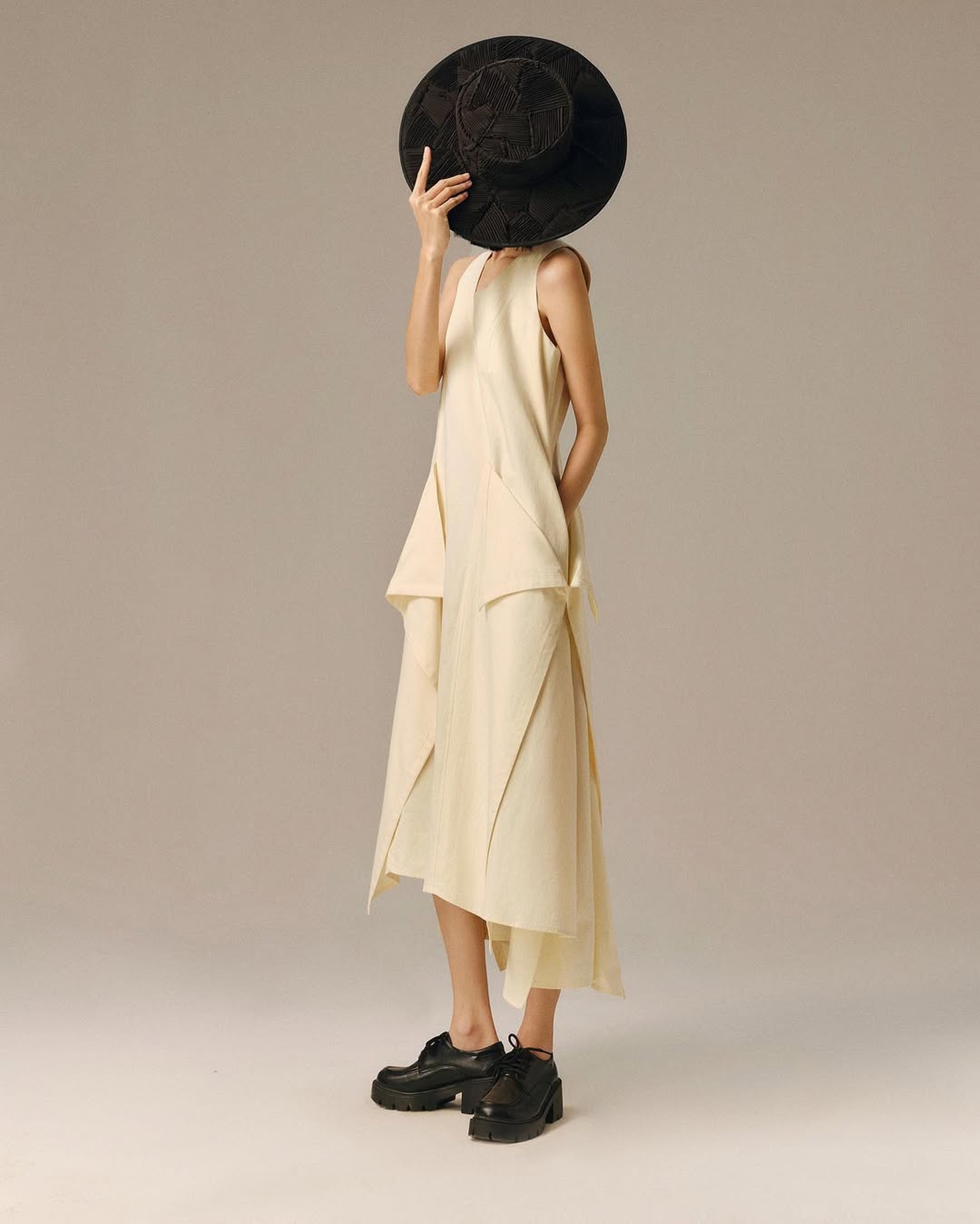 “Yêu nữ thích hàng hiệu” 76 tuổi diện áo của thương hiệu Việt đóng phim - 5 “Yêu nữ thích hàng hiệu” 76 tuổi diện áo của thương hiệu Việt đóng phim - 5