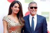 Váy 3 tỷ đồng của vợ tài tử George Clooney nổi bật tại tiệc hoàng gia