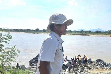 Vợ mất tích khi qua sông hái rau, chồng dằn vặt mong chờ một phép màu