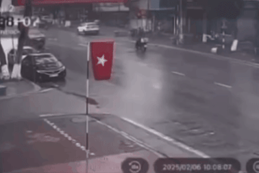 Xử phạt tài xế mở cửa ô tô bất cẩn khiến người đi xe máy ngã văng ra đường