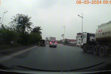 Ô tô dừng thay lốp trên làn đường cho phép xe chạy tới 90km/h