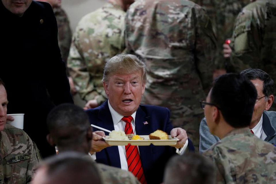 Ông Trump bí mật thăm vùng chiến sự, phục vụ đồ ăn cho quân nhân Mỹ - 9 Ông Trump bí mật thăm vùng chiến sự, phục vụ đồ ăn cho quân nhân Mỹ - 9