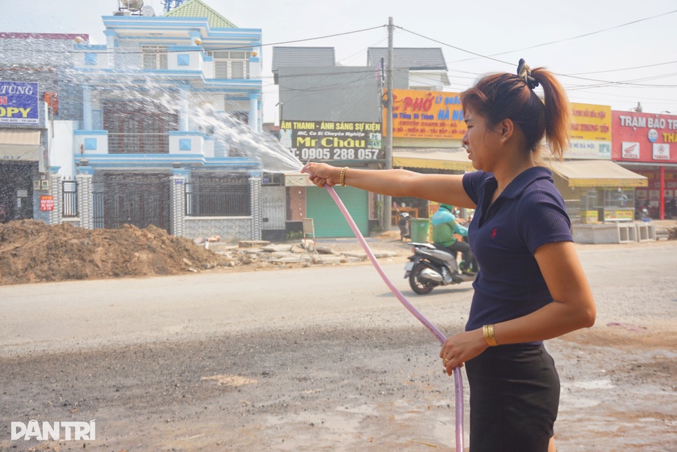 Thuê mặt bằng 20 triệu đồng, người dân tưới đường, lau nhà liên tục vì bụi - 1 Thuê mặt bằng 20 triệu đồng, người dân tưới đường, lau nhà liên tục vì bụi - 1