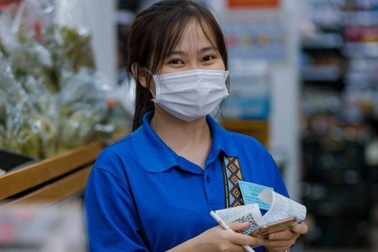 Những "shipper áo xanh" mang nhu yếu phẩm cung ứng cho người dân