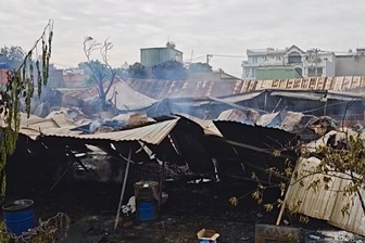 Cháy nhà xưởng ở TPHCM, nhiều tài sản bị thiêu rụi