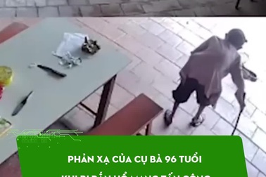 Phản xạ của cụ bà 96 tuổi khi bị rắn hổ mang tấn công