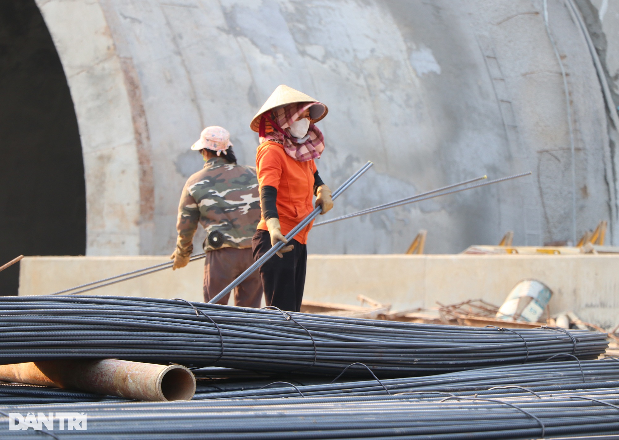 View - Công nhân phơi mình dưới nắng 40 độ C, chạy nước rút làm cao tốc Bắc - Nam | Báo Dân trí