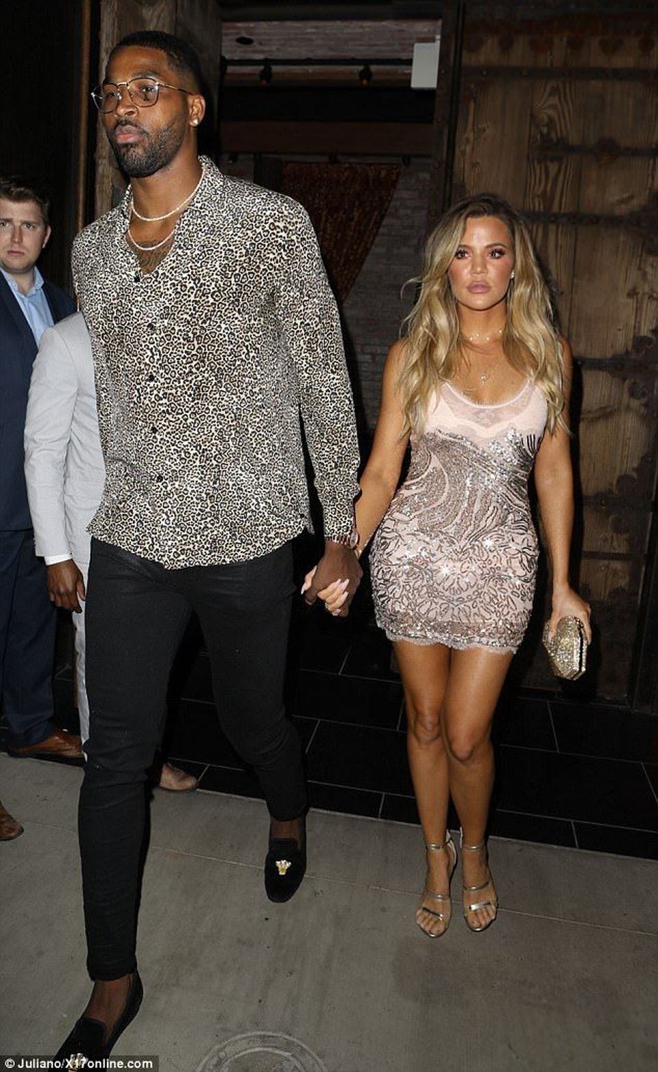 Khloe Kardashian tái xuất bên bạn trai trẻ bội bạc - 8 Khloe Kardashian tái xuất bên bạn trai trẻ bội bạc - 8