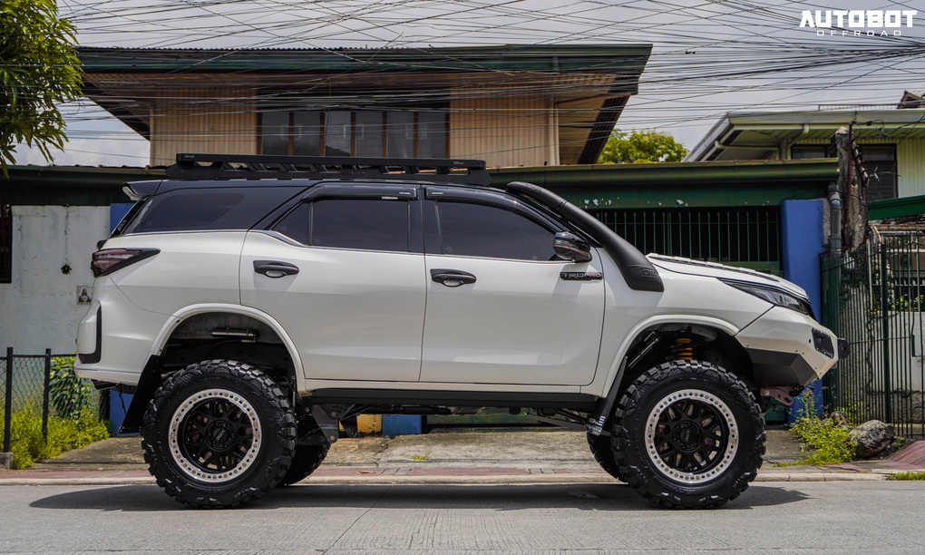 Chiêm ngưỡng chiếc Toyota Fortuner đặc biệt, thách thức mọi địa hình - 5 Chiêm ngưỡng chiếc Toyota Fortuner đặc biệt, thách thức mọi địa hình - 5