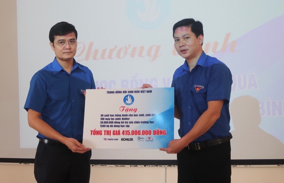 Tặng quà tổng trị giá 415 triệu đồng cho học sinh và bà con vùng lũ - 1 Tặng quà tổng trị giá 415 triệu đồng cho học sinh và bà con vùng lũ - 1