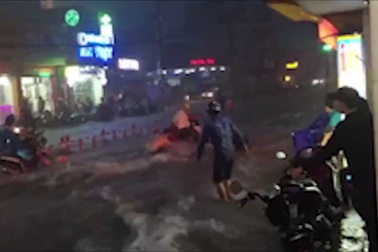 Mưa như thác đổ, "quật ngã" người, xe