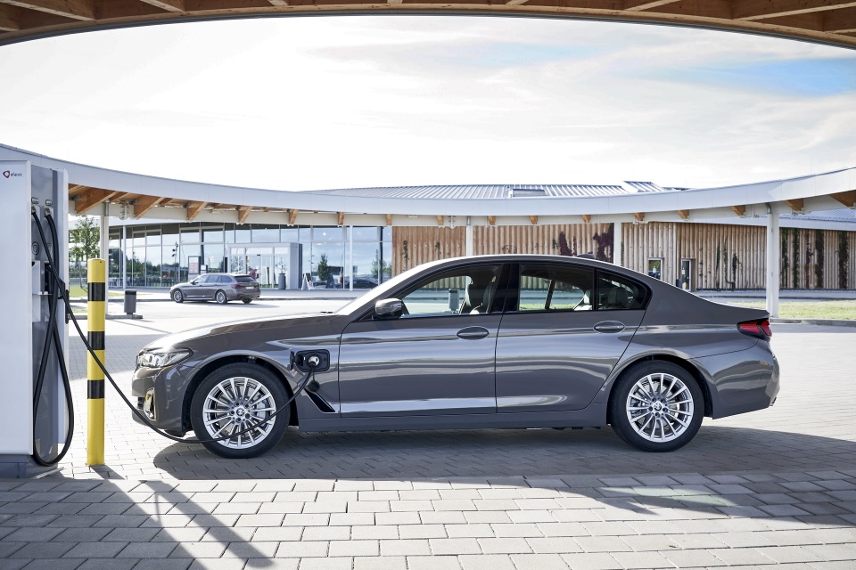 BMW bổ sung phiên bản hybrid sạc điện cho dòng 3 và 5 series - 6 BMW bổ sung phiên bản hybrid sạc điện cho dòng 3 và 5 series - 6