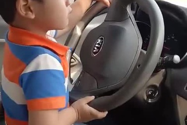 Bố mẹ cho con trai 3 tuổi điều khiển xe ô tô rồi quay video “khoe” lên mạng