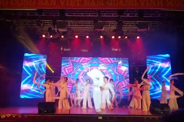 Sinh viên Báo chí "hóa" Hoàng Thùy Linh trong tiết mục "Tứ phủ"