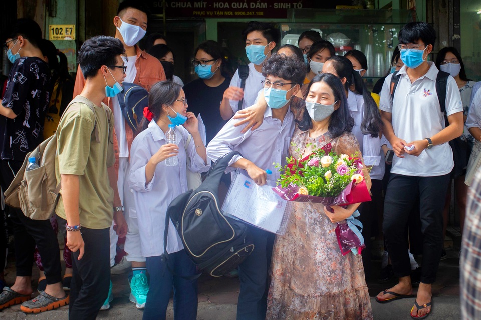 Cảm động tình cảm cô trò tại cổng trường thi - 2