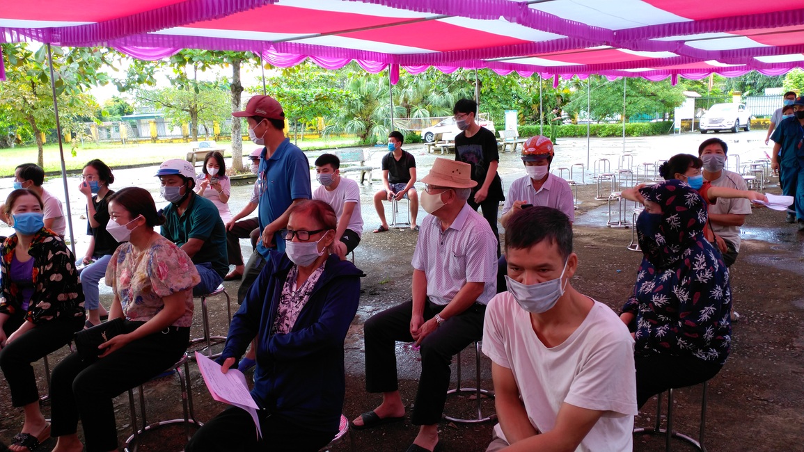 Người dân tuân thủ quy định.jpg