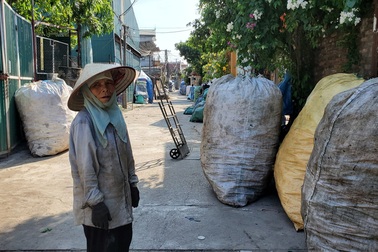 Kiếm 1.000-2.000 đồng/kg rác, dân Xà Cầu đứng trước nguy cơ bị ô nhiễm lớn