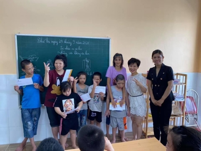 Niềm vui của trẻ trong lễ tốt nghiệp năm học 2019-2020 tại Trung tâm hỗ trợ phát triển giáo dục hòa nhập Khai Trí. (Ảnh: V. Hà)