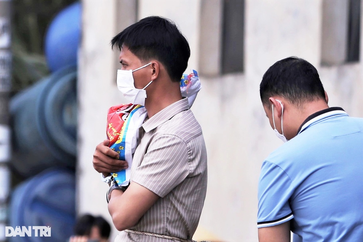Thực nghiệm hiện trường vụ bé gái 5 tuổi bị cha ruột ném xuống sông - 4 Thực nghiệm hiện trường vụ bé gái 5 tuổi bị cha ruột ném xuống sông - 4