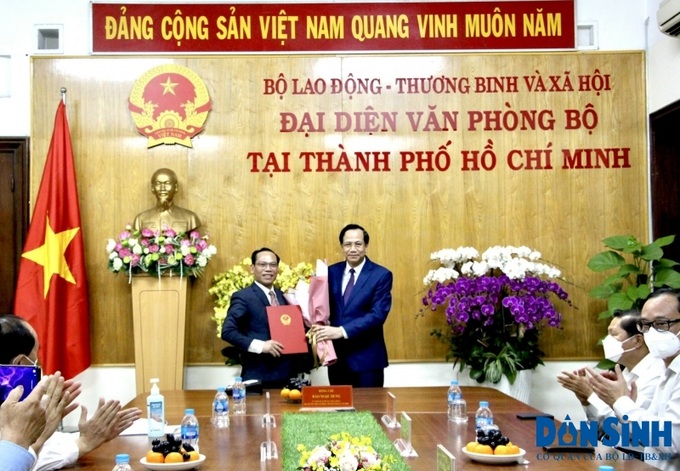 Bộ trưởng Đào Ngọc Dung trao Quyết đinh bổ nhiệm và tặng hoa chúc mừng đồng chí Phạm Anh Thắng.