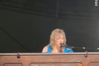 Taylor Swift xúc động khi hát tưởng niệm fan nữ qua đời hôm 17/11 vừa qua