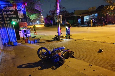 Lao xe vào trụ điện lúc rạng sáng, 2 thanh niên chết thảm
