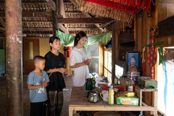 Bà nội gần 80 tuổi gồng gánh 3 cháu nhỏ mồ côi cha, mẹ bỏ đi