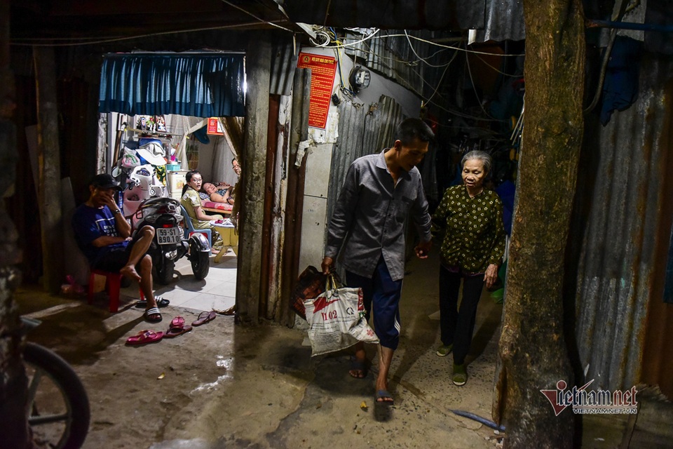 Chàng trai nghèo chở mẹ đi nhặt phế liệu khắp Sài Gòn - 8 Chàng trai nghèo chở mẹ đi nhặt phế liệu khắp Sài Gòn - 8